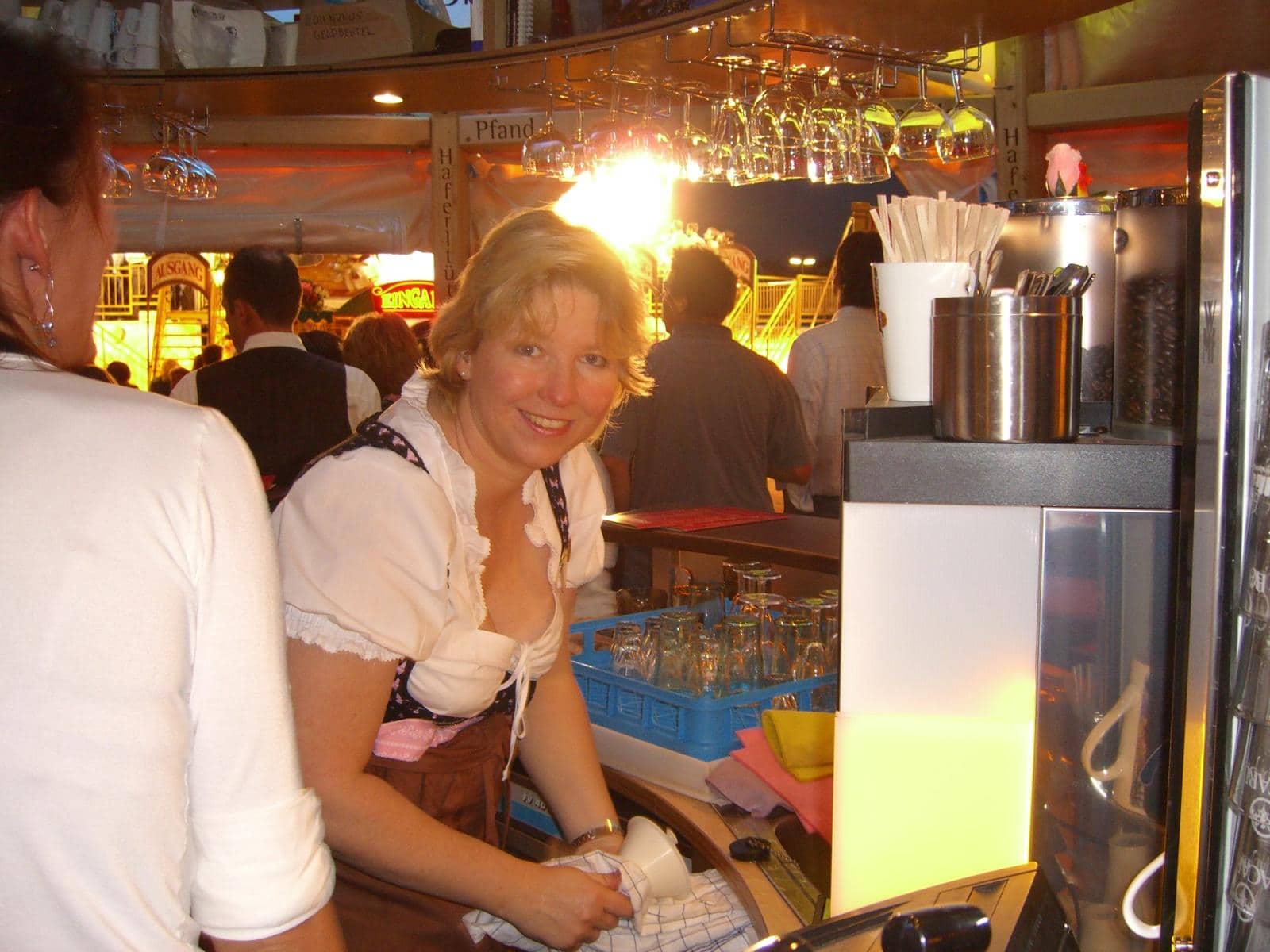 Angela hinter der Bar