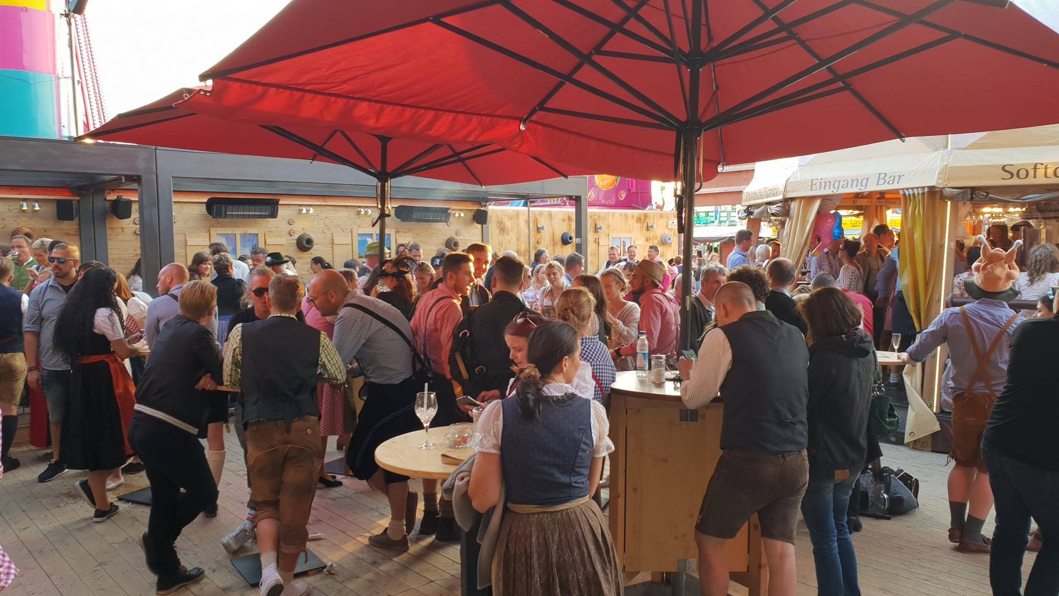 Gäste im Wiesn Guglhupf